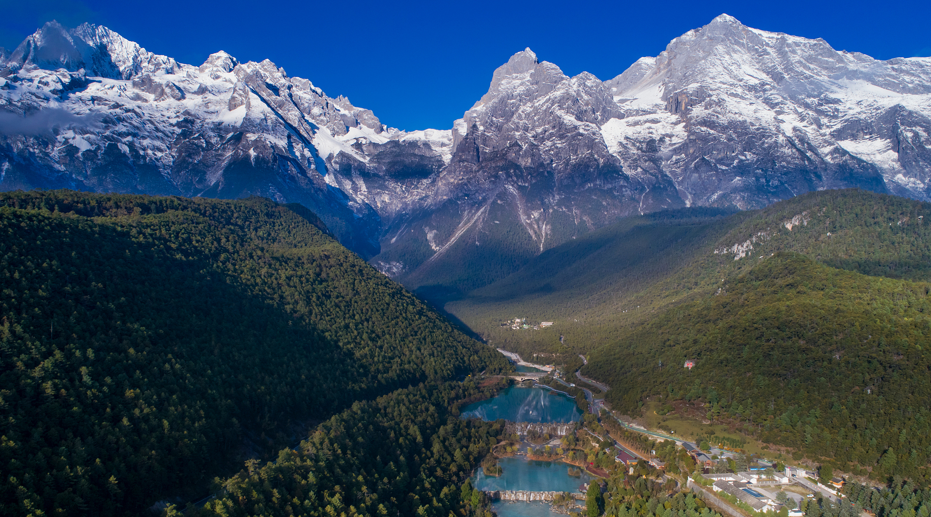 云南这一山脉,终年积雪,藏有绝美风光,还被誉为南滇之巅