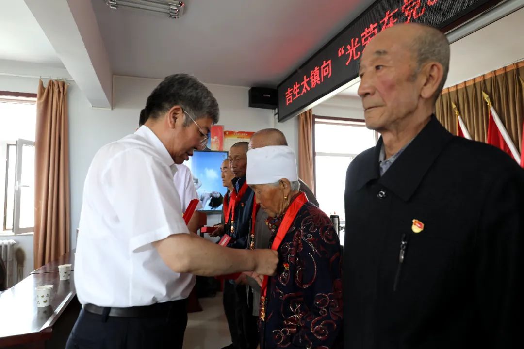 武玉亮深入基层走访慰问老党员并作专题党课辅导