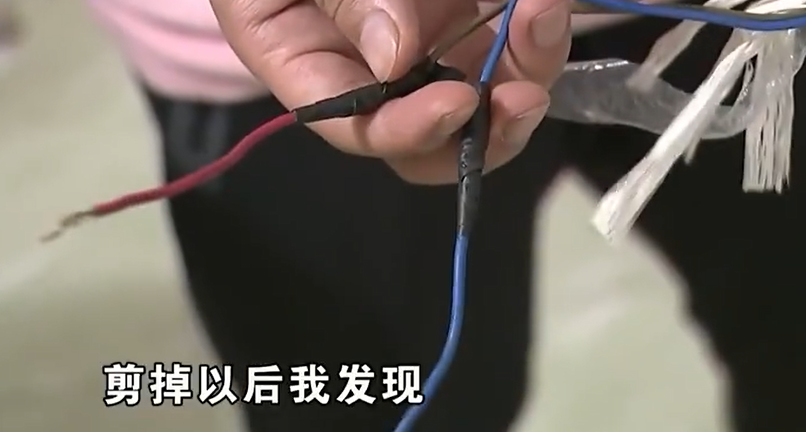 大叔家里电费暴涨,剪断电表下多出来的线,路口红绿灯居然灭了