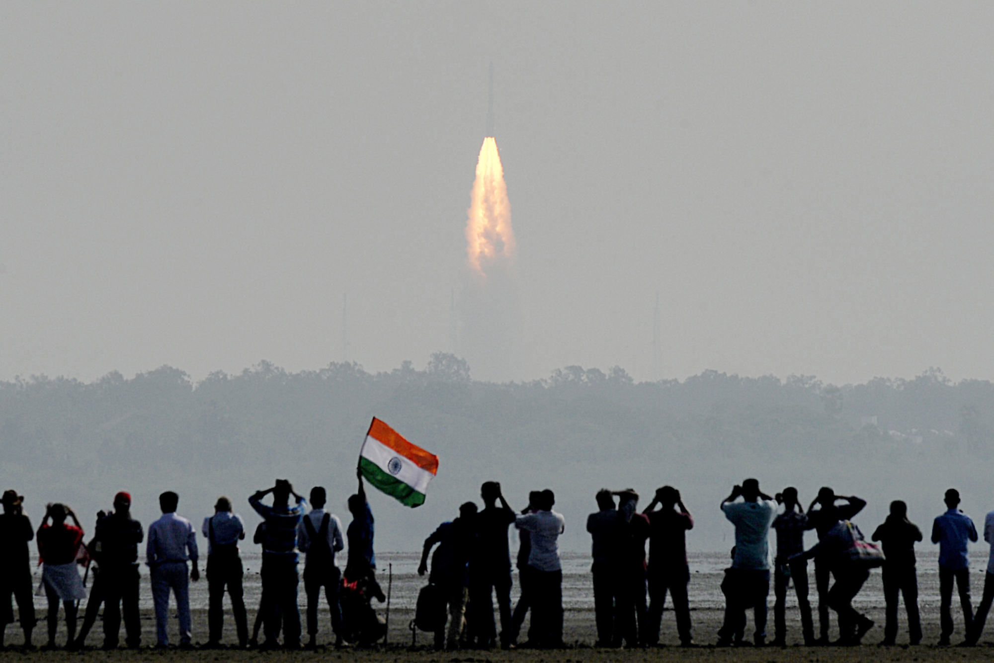 印度民众围观火箭发射