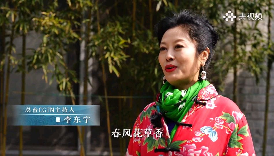 总台主持人敬一丹体验打鼓,李东宁英文读古诗,民族风衣服很抢镜