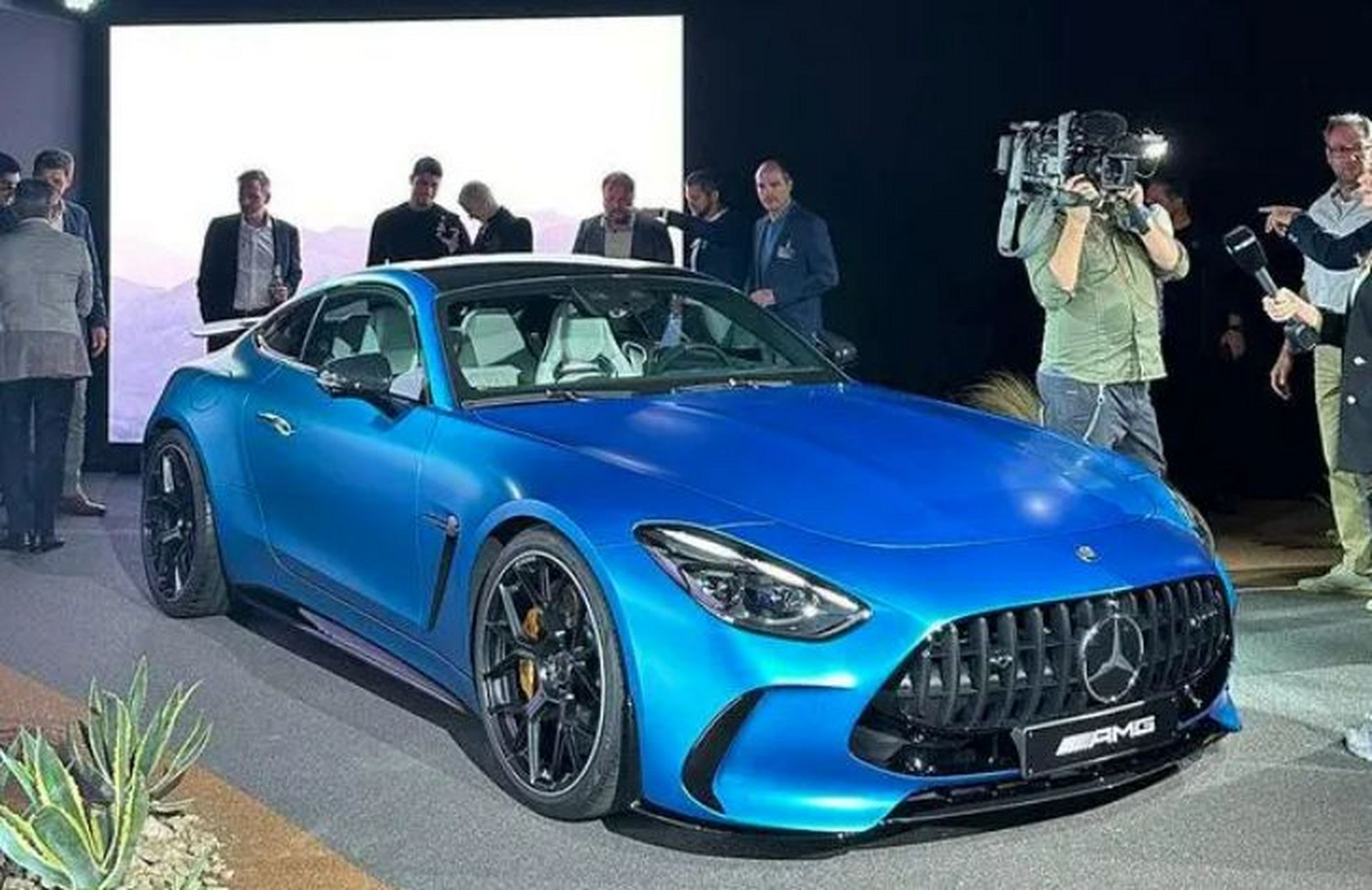 近日,全新 amg gt 跑车亮相,不仅外观设计更加协调,动力也得到升级.