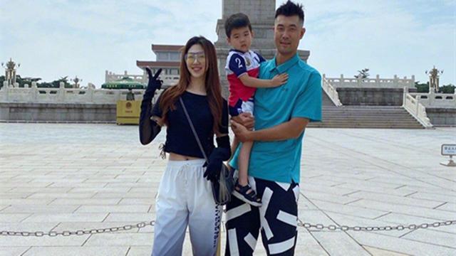 男篮王仕鹏"白富美"妻子晒性感照,颜值高,手臂纹身十分显眼