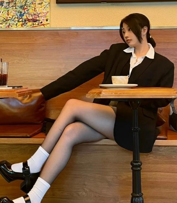 今夏流行一种新穿法:短裙 白袜 小黑鞋,既洋气减龄,又舒适百搭