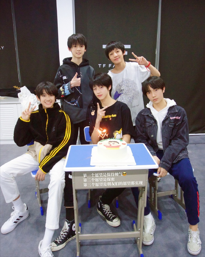 tf家族三代团无滤镜后台同框,吃瓜路人:怎么还有这么小的小孩!