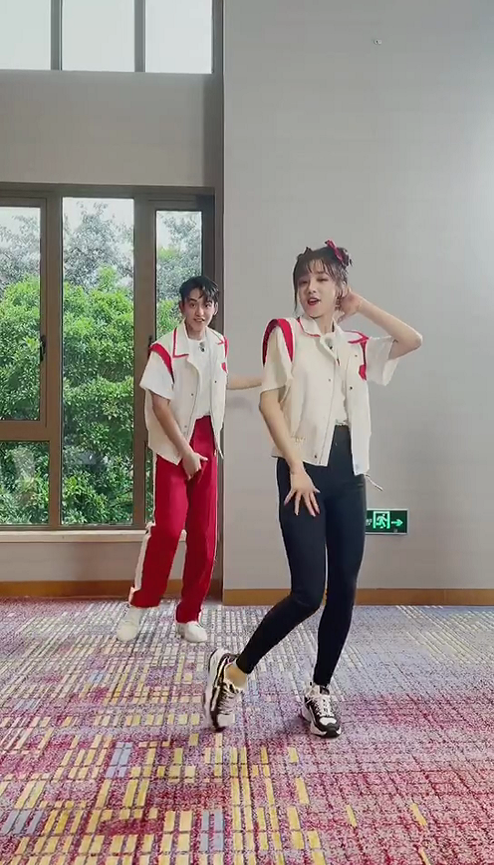 《奔跑吧》为宋雨琦打歌,杨颖表情僵硬,黄旭熙动作惹争议!