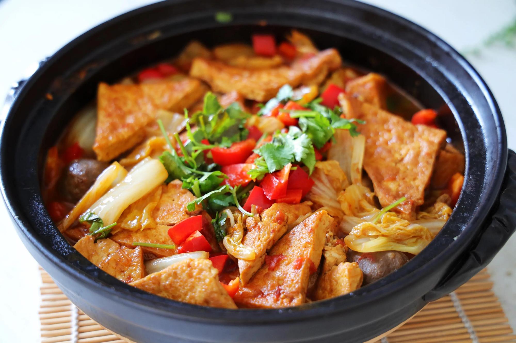 天气越来越冷,砂锅炖白菜豆腐不能少,汤鲜味美,吃完浑身暖