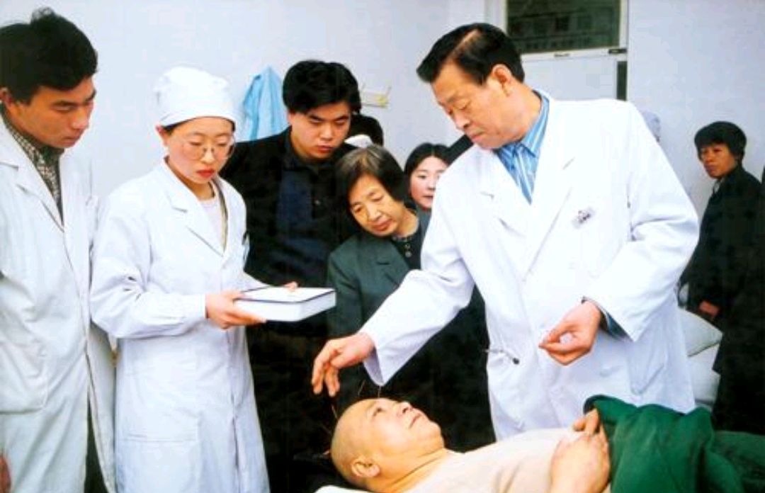 国医大师石学敏,被人称为"鬼手神针",坚持针药并用,收获美誉