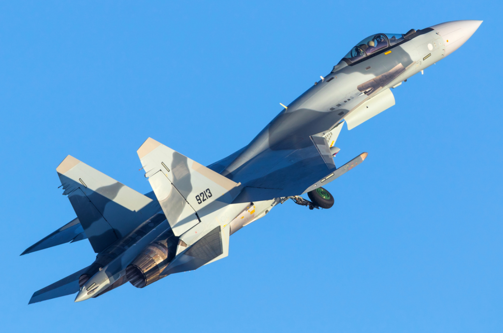 伊朗一直迫不及待地想要购买先进的战斗机补充空军,此前曾与俄罗斯苏