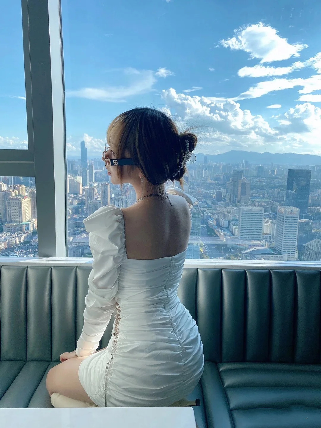 气场优雅的妹妹,穿着一件白色泡泡袖紧身裙,显出一种高傲的姿态