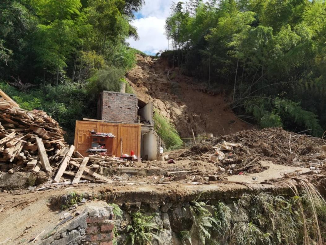 长石村民被冲毁房屋现场
