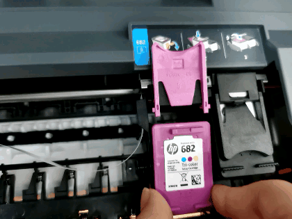 推入式:让墨盒的触点面向打印机,滑入到相应的插槽中,然后轻轻地向