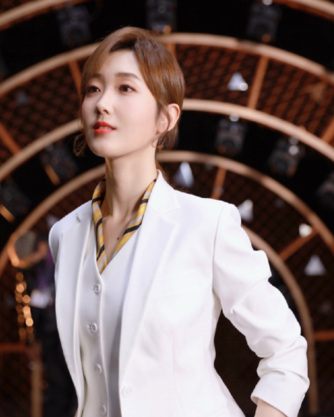 王嘉宁在《挑战不可能》录制过程中的表现也很不错,和主持人撒贝宁