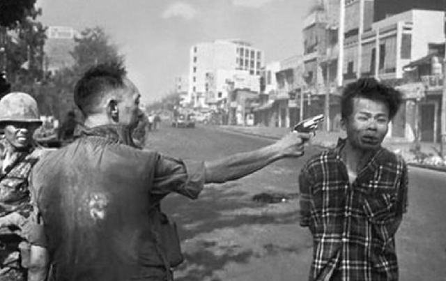 越南西贡枪决照:警察局长当街击毙囚犯,随之改变其人生命运