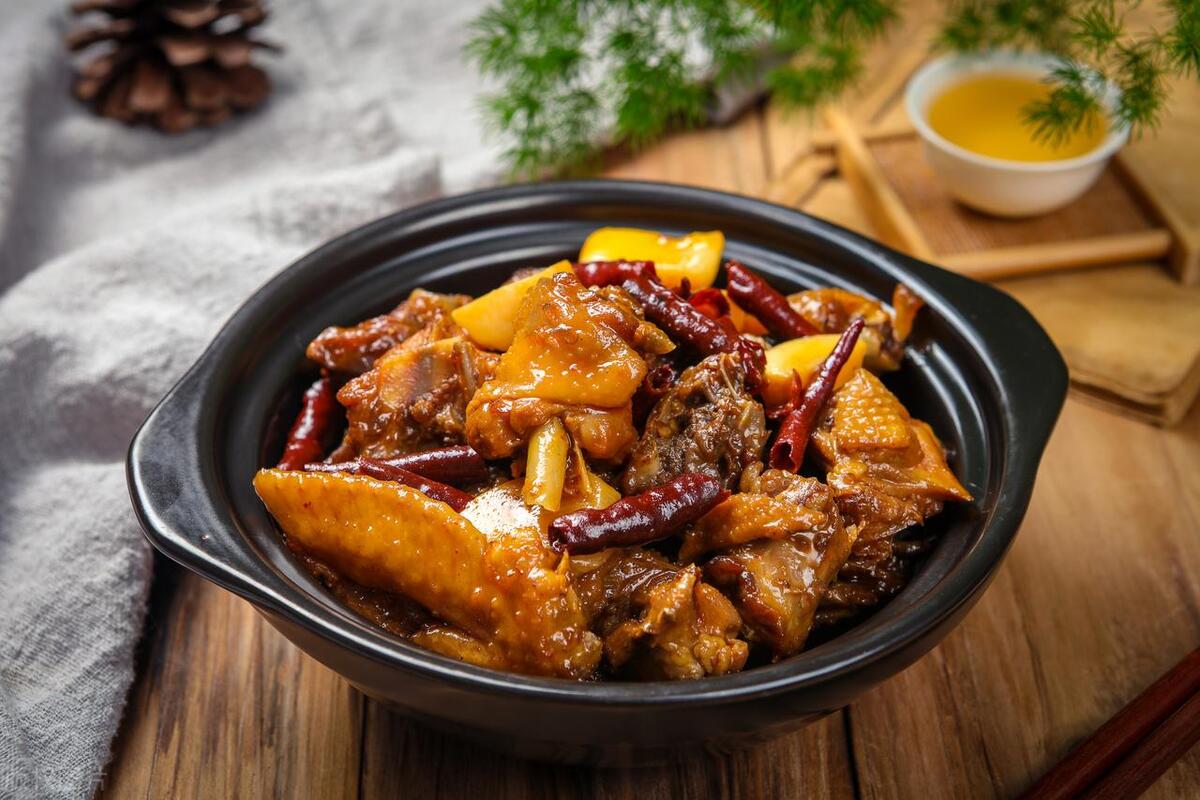 穿越山东味蕾之旅:品鲁菜黄焖鸡,探寻传统美味的瑰宝