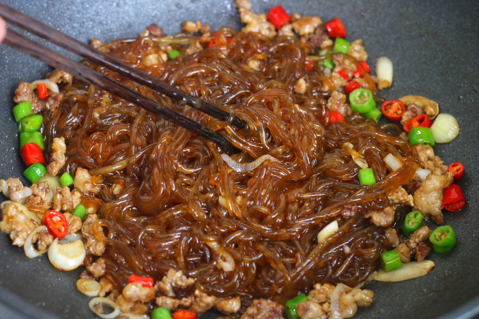 做肉末炒粉条,记住两个关键点,不管放多久,粉条都不粘不坨