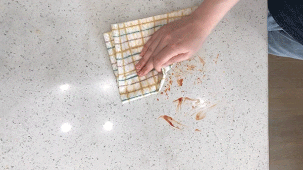 去污能力强 吸收能力超强,油渍污渍不在话下 轻轻一擦,干干净净.