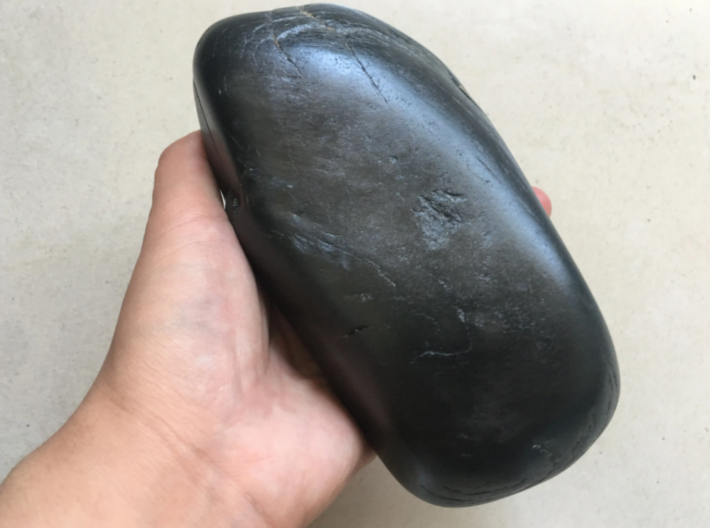 陕八旬老太太,捡到一块墨玉叫《玉兔》,喊价5300万只卖200万