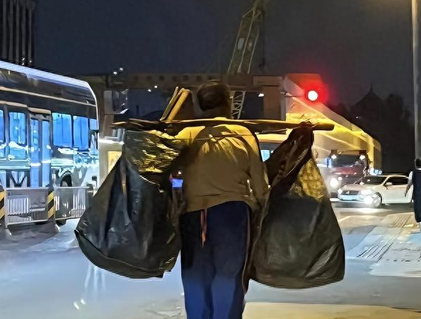 底层工作照亮了,高高在上的人该多看看,他们困难只因不够努力吗