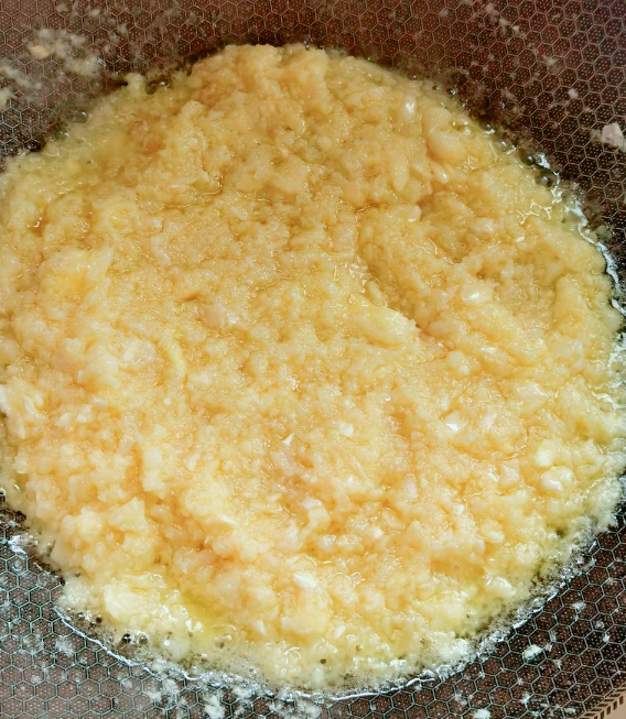 炸蒜蓉,蒜末直接油炸就错了,牢记4技巧,金黄不发黑,浓香不苦