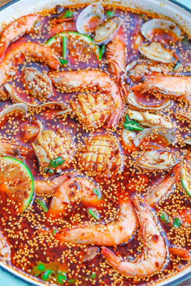 食材:基围虾,蛤蜊,蛏子,鲍鱼,生姜,小葱,料酒,钵钵鸡调料做法:1,蛤蜊