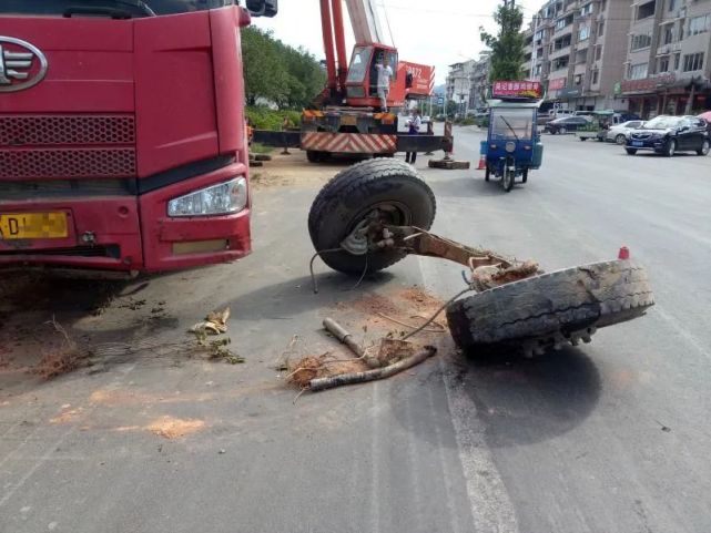 热点|浙江一大货车两个前车轮没了，竟还在狂奔！司机这句话更令人无语