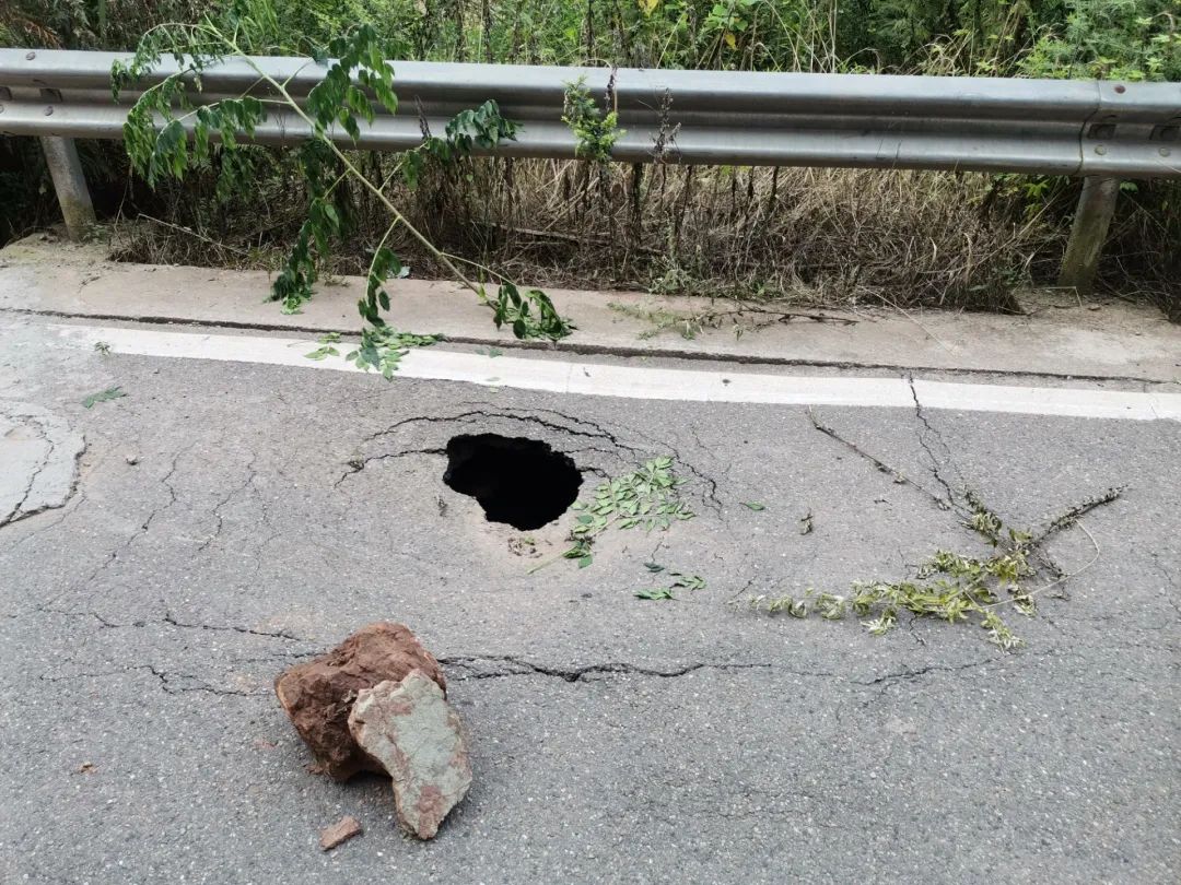 安岳天岳路长河源镇与天马乡交界路段路面沉陷,过往车辆注意安全