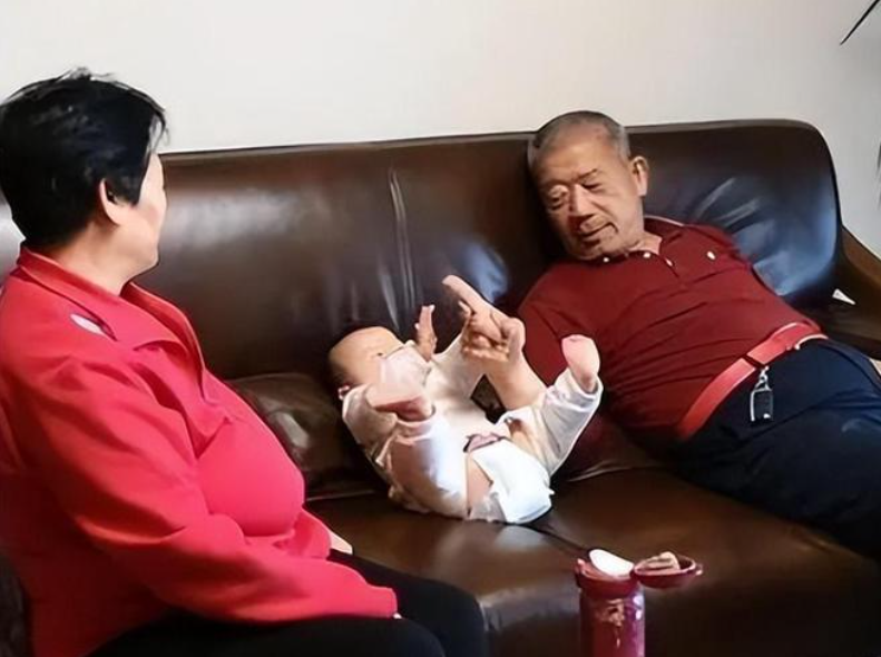 纪实:33岁女保姆为77岁大爷生子,子女不同意:她绝对是图你的钱