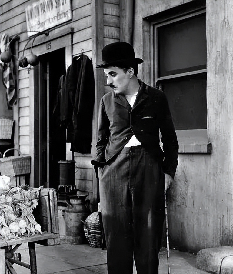 1954年,周总理宴请卓别林夫妇,看到烤鸭后,卓别林:我不吃鸭肉