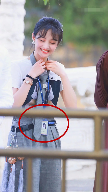 郑爽戴工牌录节目,证件照引起网友注意,看清颜值,美到让人惊艳