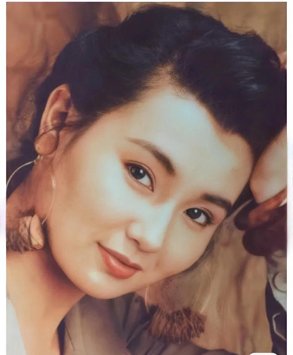 张曼玉脸型完美,年轻不输林青霞,为何公开翻脸章子怡?