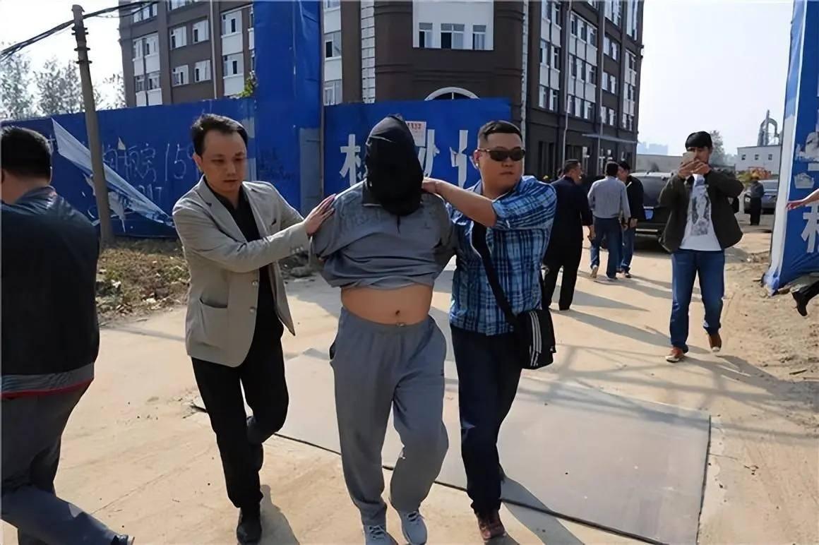 回顾石二群抢劫银行208万身份漂白成亿万富翁潜逃16年被抓