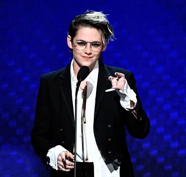 重温暮光之城,婚礼上的爱德华穿白西装真的太帅了