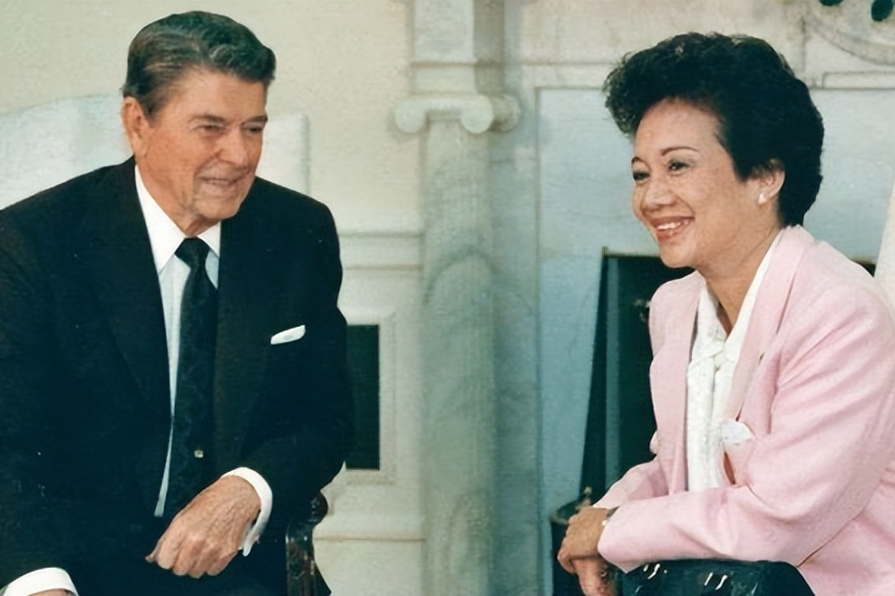 "中国女儿"阿基诺夫人,亚洲首位女总统,硬刚美国亲近中国