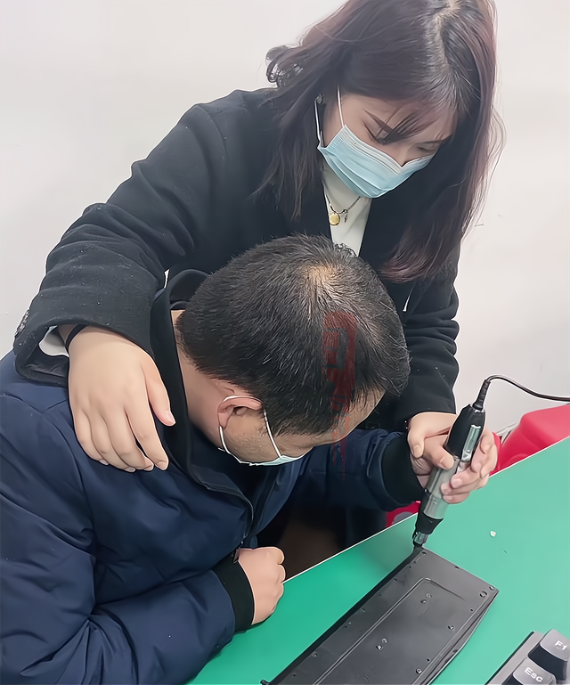 电子厂里,美女同事手把手教男子打螺丝,网友:缺人吗我也想去!