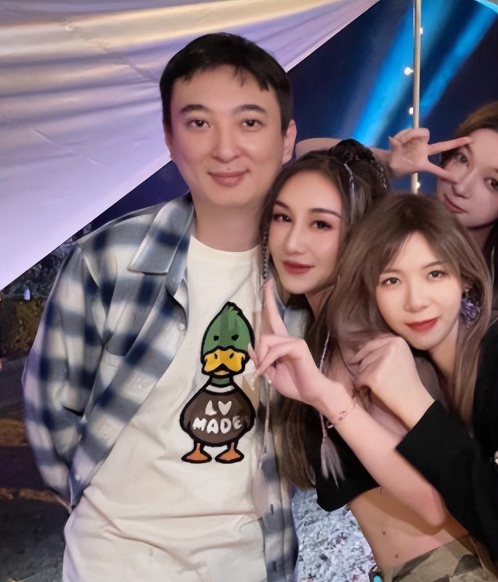 怼明星,撕作家,吐槽《封神》,频换女友的王思聪有多没"素质"