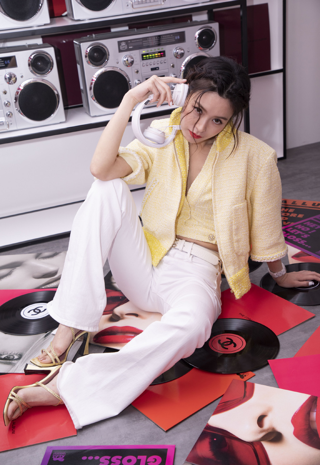 不愧是和杨颖一同出道的嫩模,文咏珊紧身裤配小皮鞋,腿长1米2