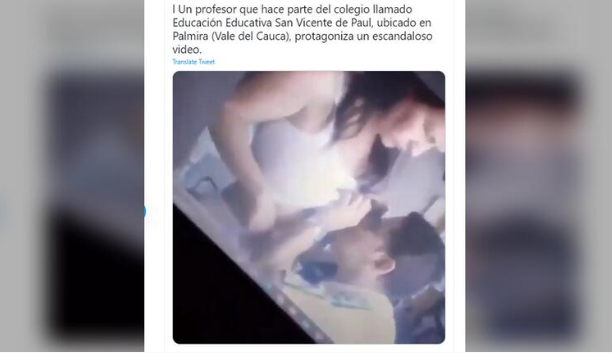 尴尬!课堂上当众亲吻妻子胸部,南美教师全球走红,视频网上疯传