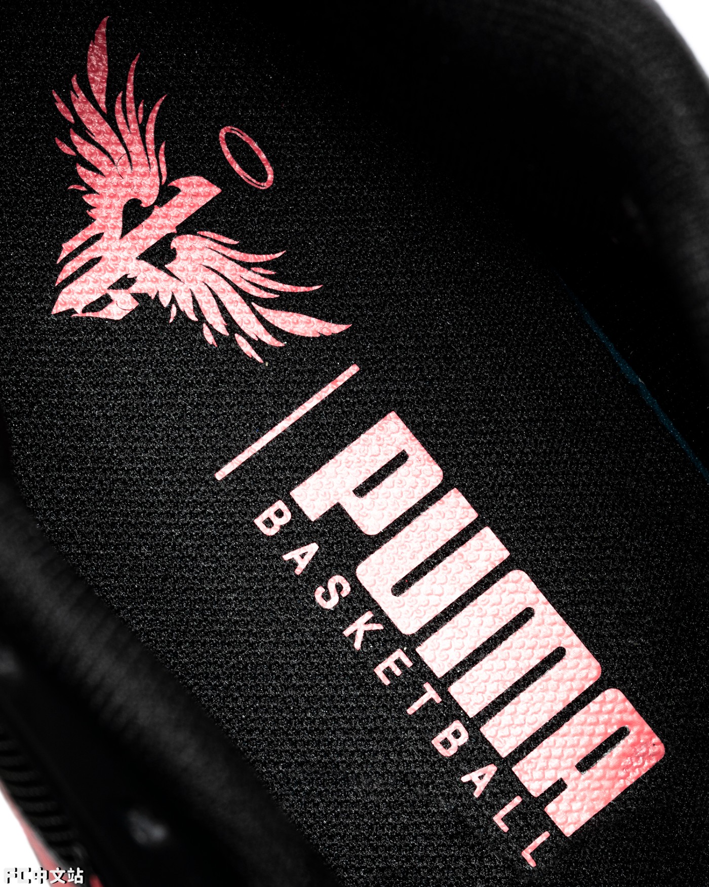 puma 标志性跑道 logo 融入到鞋身外侧 tpu,与粉色的翅膀纹路融为一体