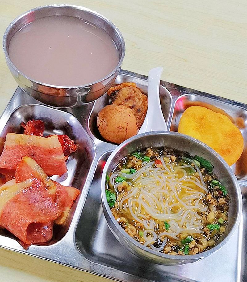 大食堂早餐,饭菜真丰富,馄饨鸡蛋随便吃,你单位食堂也这样吗?
