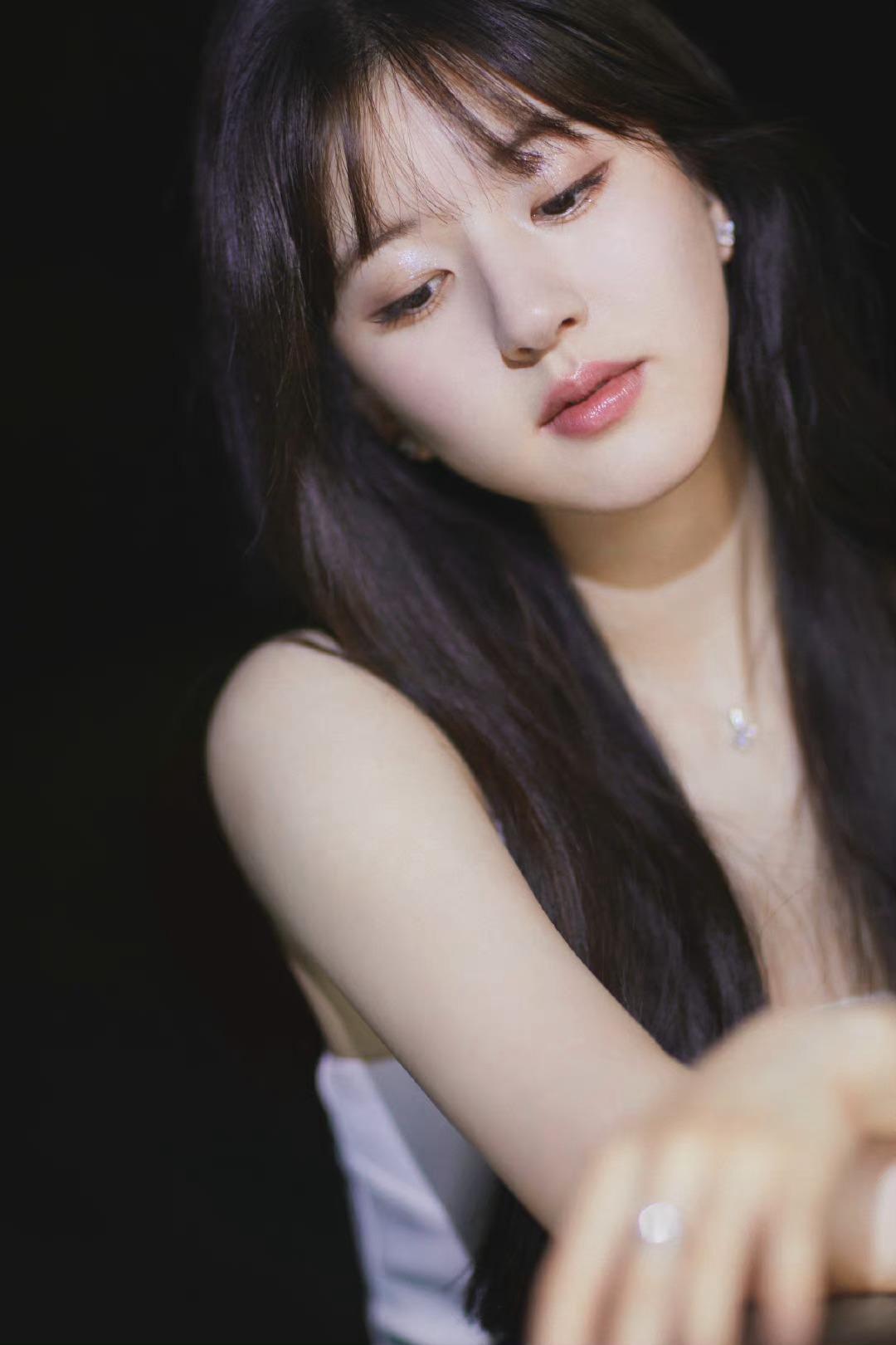 赵露思发初秋光影写真纯欲风直接拉满光影之下氛围感十足