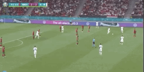 皇马球迷破防流泪!c罗示意本泽马回传,笨马果断回传给