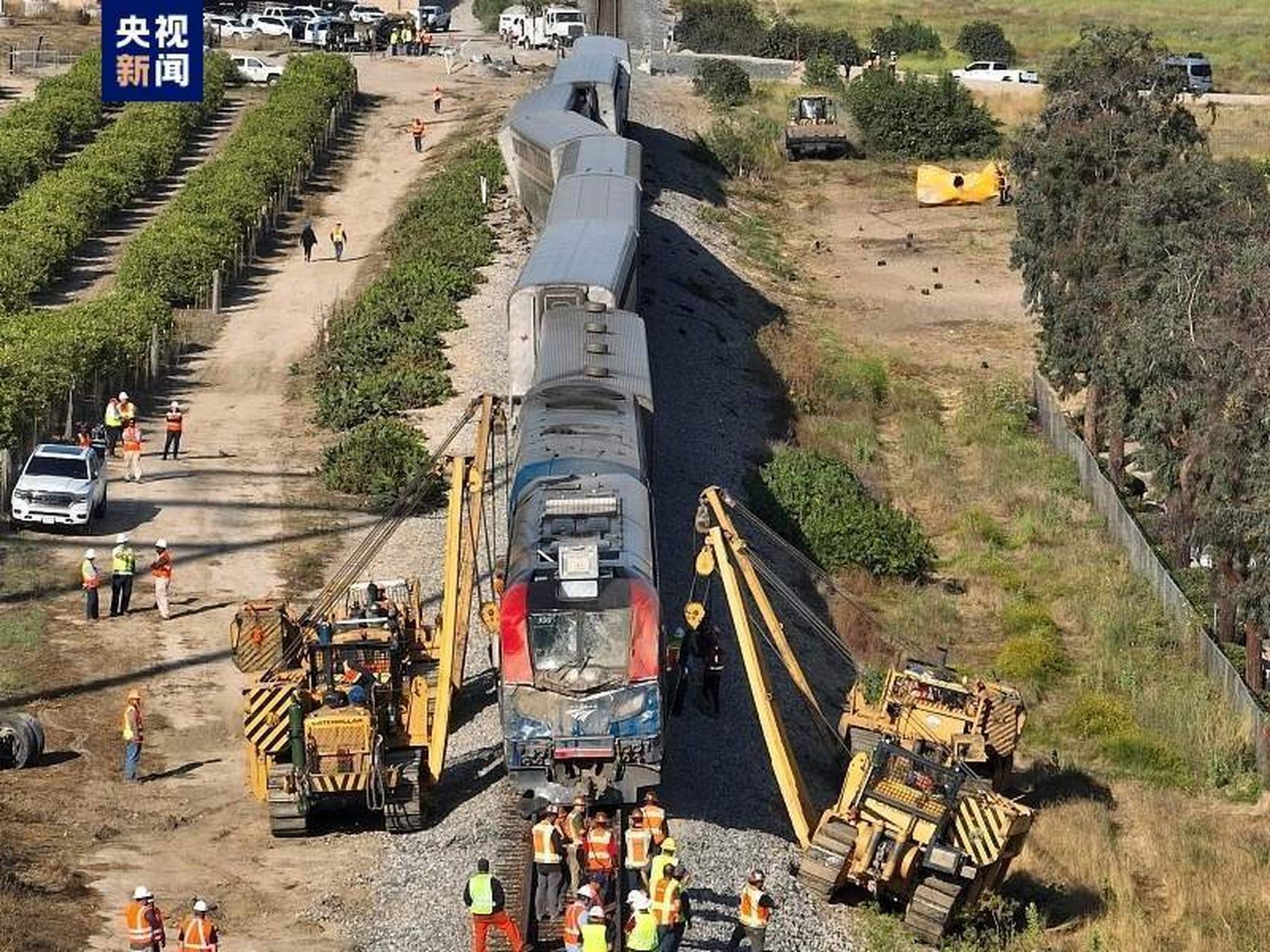 美国全国铁路客运公司(简称美铁)一列载有200多人的列车在加利福尼亚