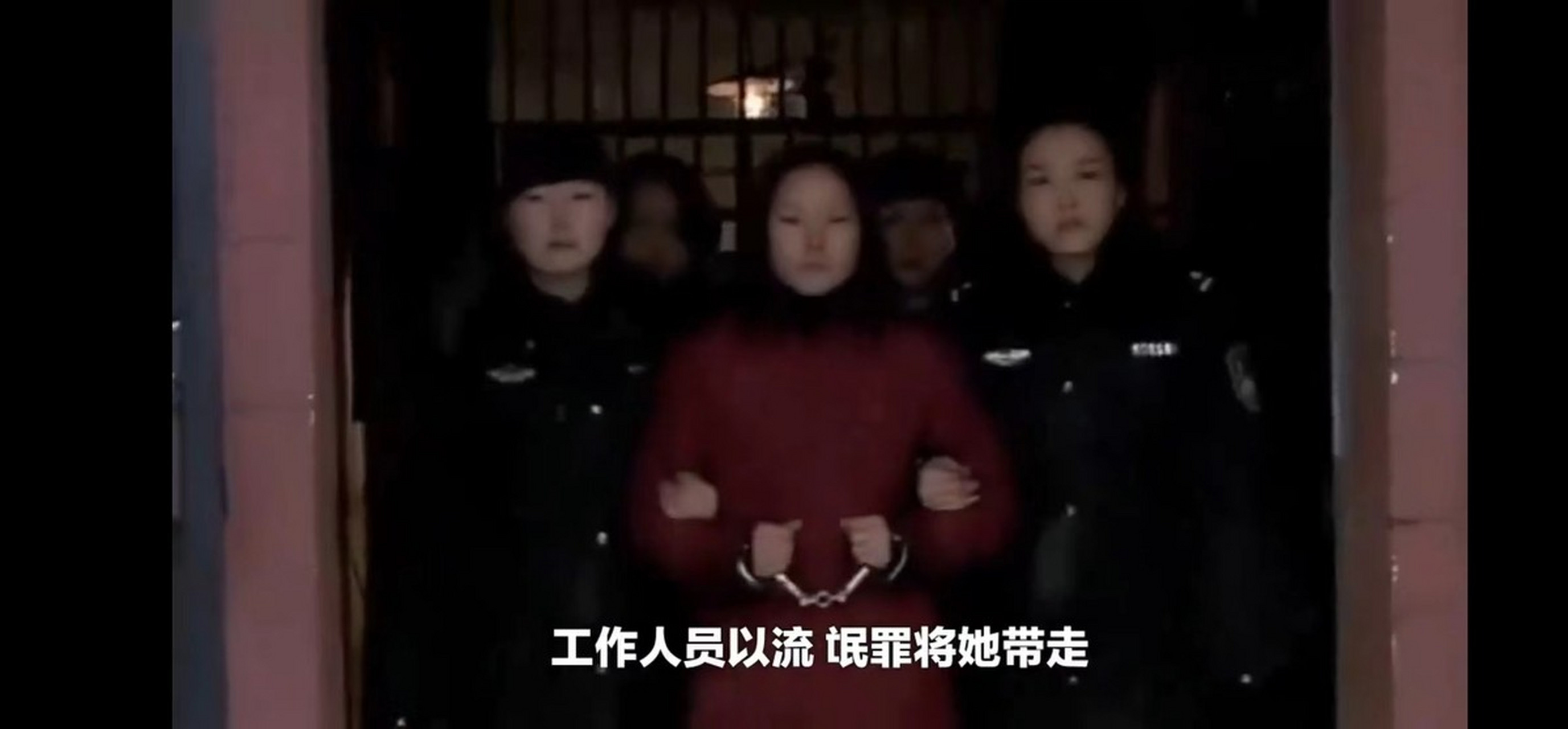 1983年,年仅25岁的"女流氓"翟曼霞跪在刑场等待被枪决,行刑前她突然