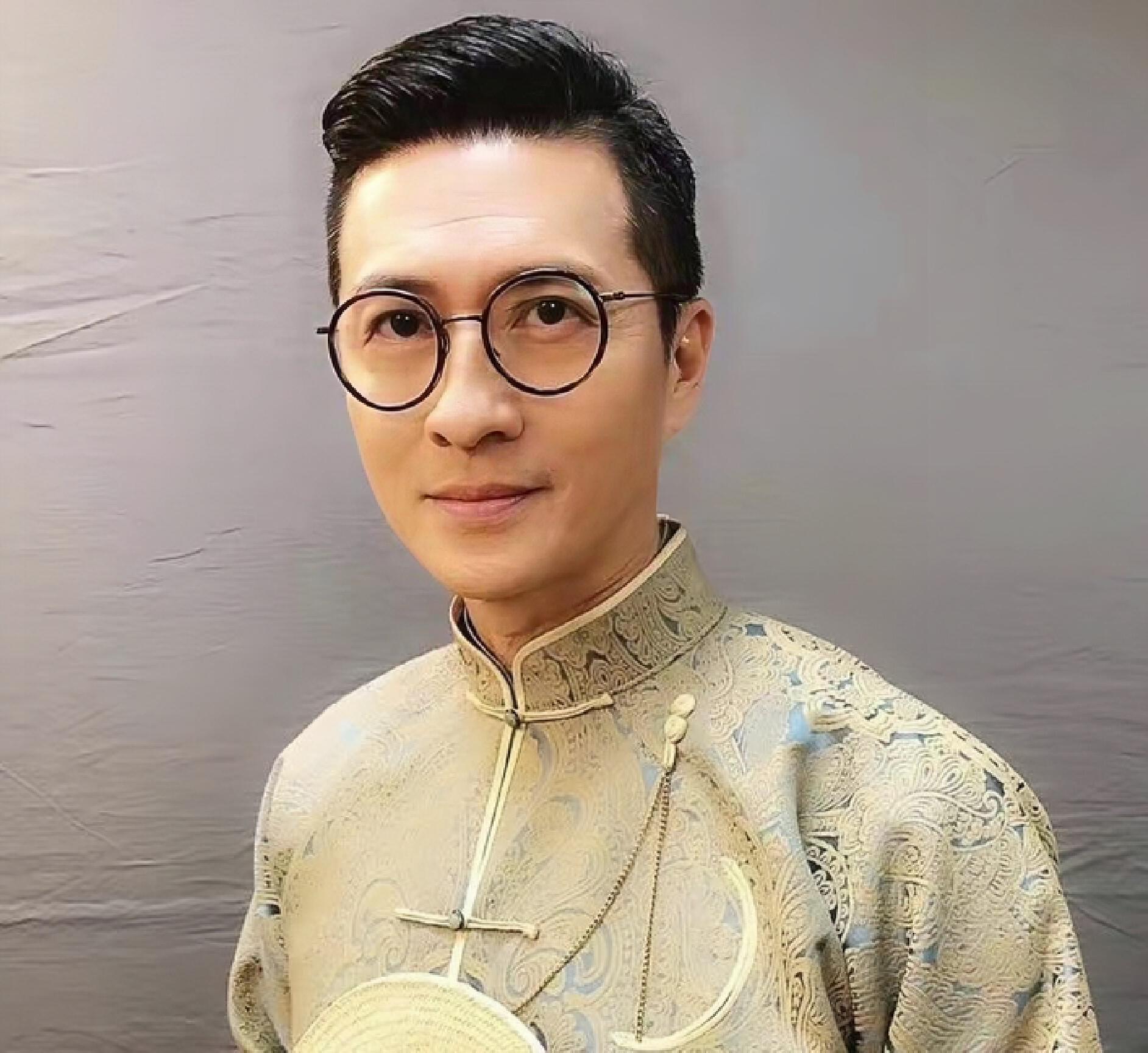 香港知名男星林韦辰保养得宜,60岁皮肤仍白皙紧致