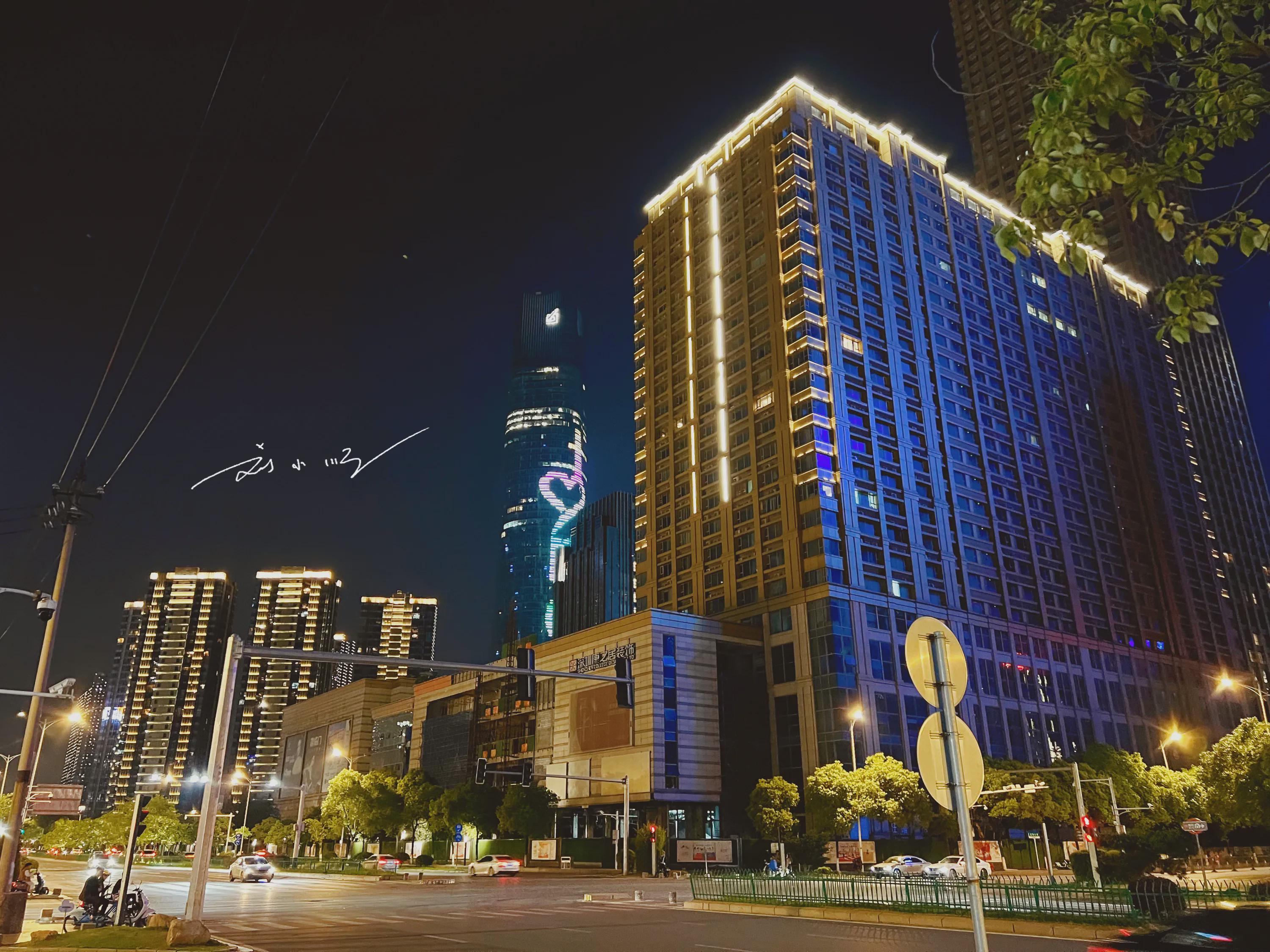 实拍南昌夜景,作为"最没存在感"的省会之一,如今成为网红城市