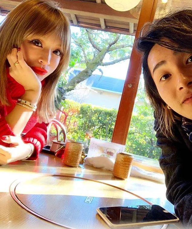 43岁滨崎步宣布诞下二胎喜讯,孩子生父疑曝光,两人没结婚计划