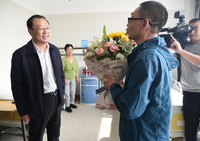 霍照良看望慰问教师代表 向全盟广大教师和教育工作者致以节日问候