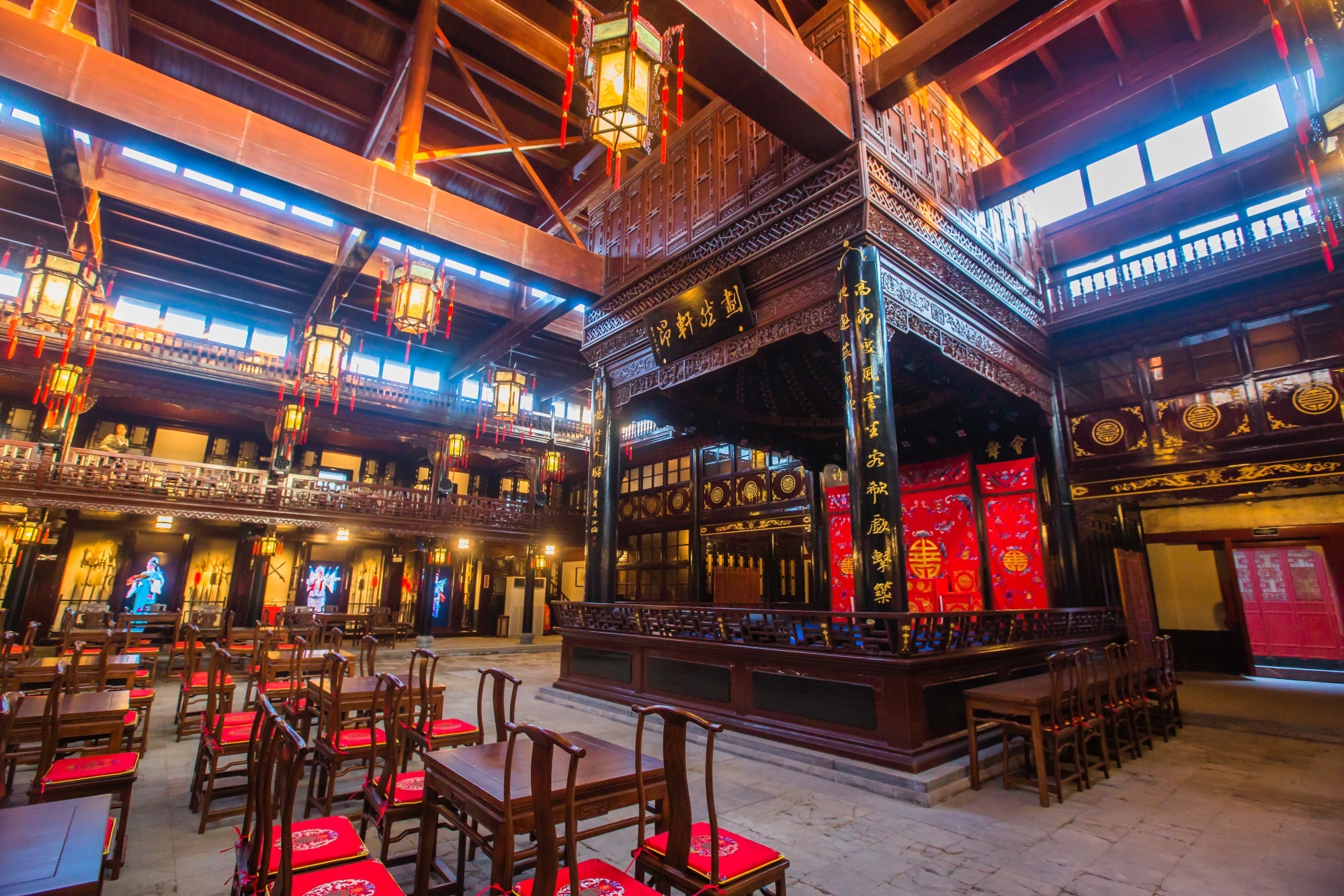 保定有一座淮军公所,设计精美,是一处完整的清代徽式祠堂建筑群