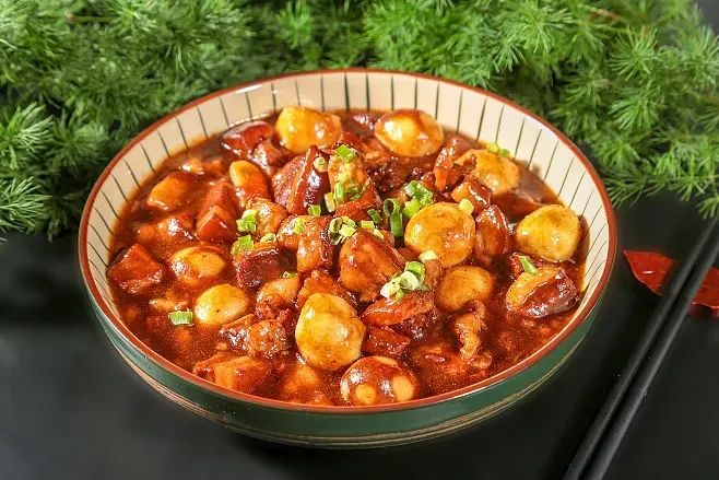 板栗红烧肉怎么做?软糯入味,香而不腻,让你尝出秋天的味道!